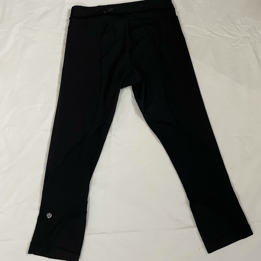 Lululemon Women’s black cropped leggings size 6